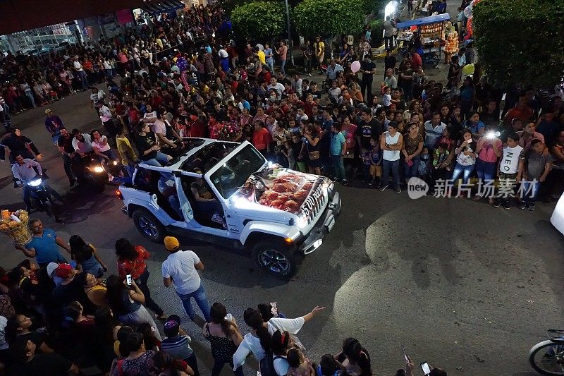 2019年12月30日，墨西哥塔巴斯科省科马尔科市举行“Año Viejo”除夕夜游行，燃放烟花爆竹，并在午夜时分燃放